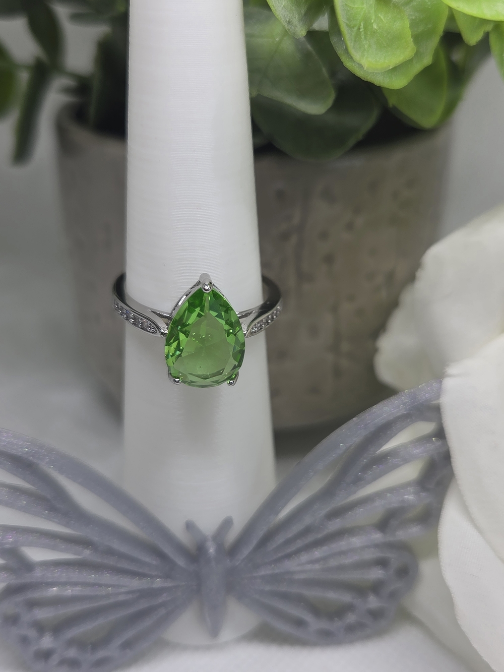 Elegant Silver-Tone Teardrop Green Crystal Ring